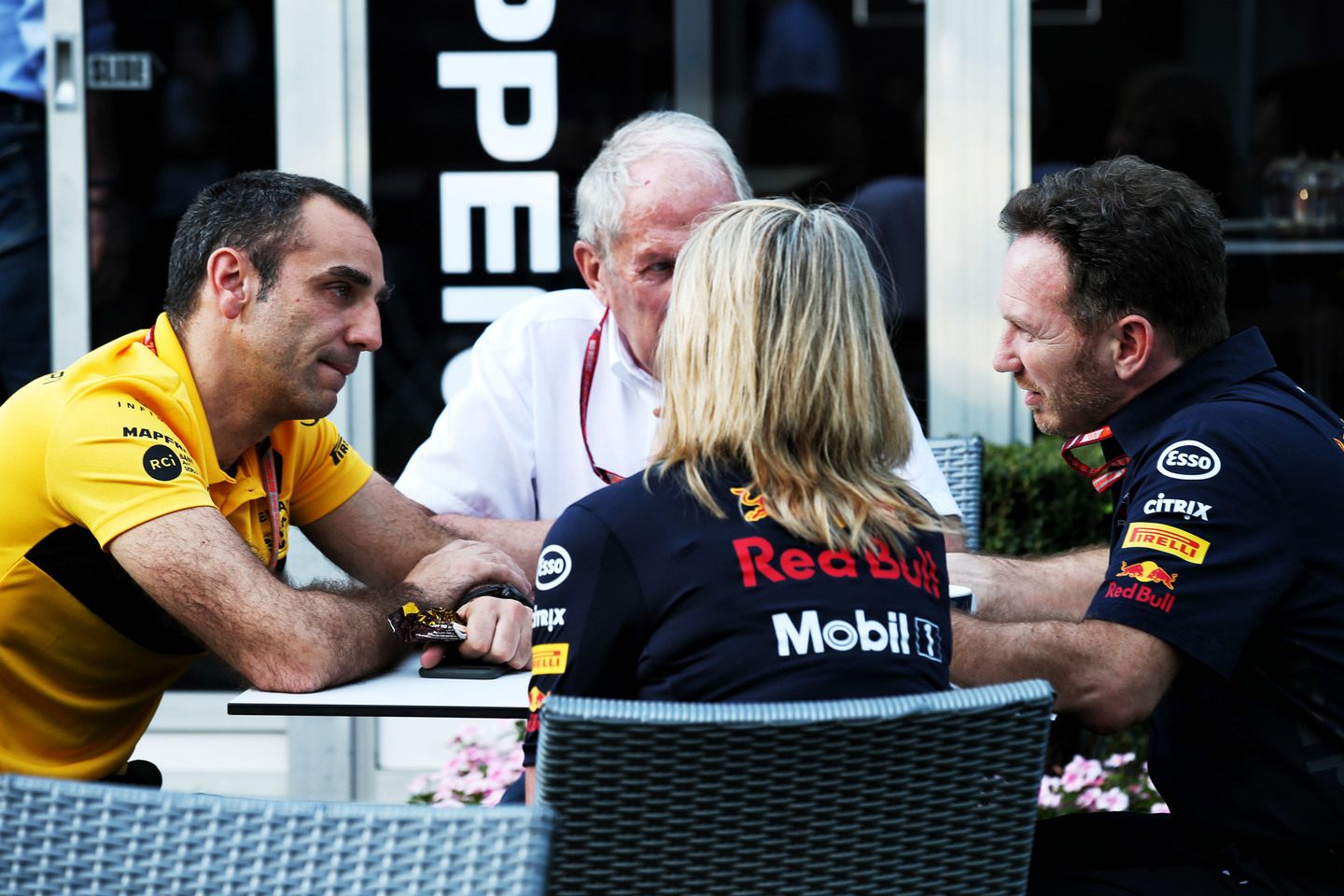 Renault готова забыть прошлые обиды и возобновить сотрудничество с Red Bull © F1i