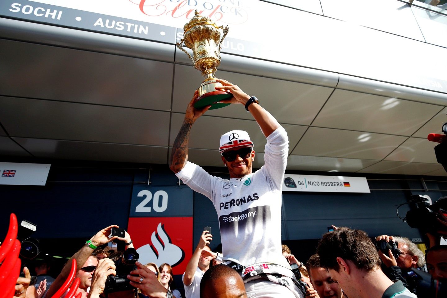 Льюис Хэмилтон – единственный гонщик, выигравший семь раз на домашней трассе © Mercedes