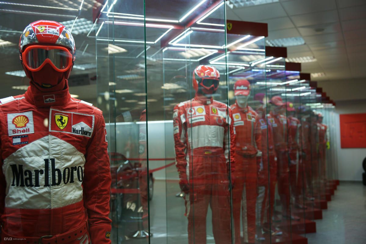 Экспозиция «Эволюция костюмов механиков Ferrari Формулы 1» © auto.yuga.ru
