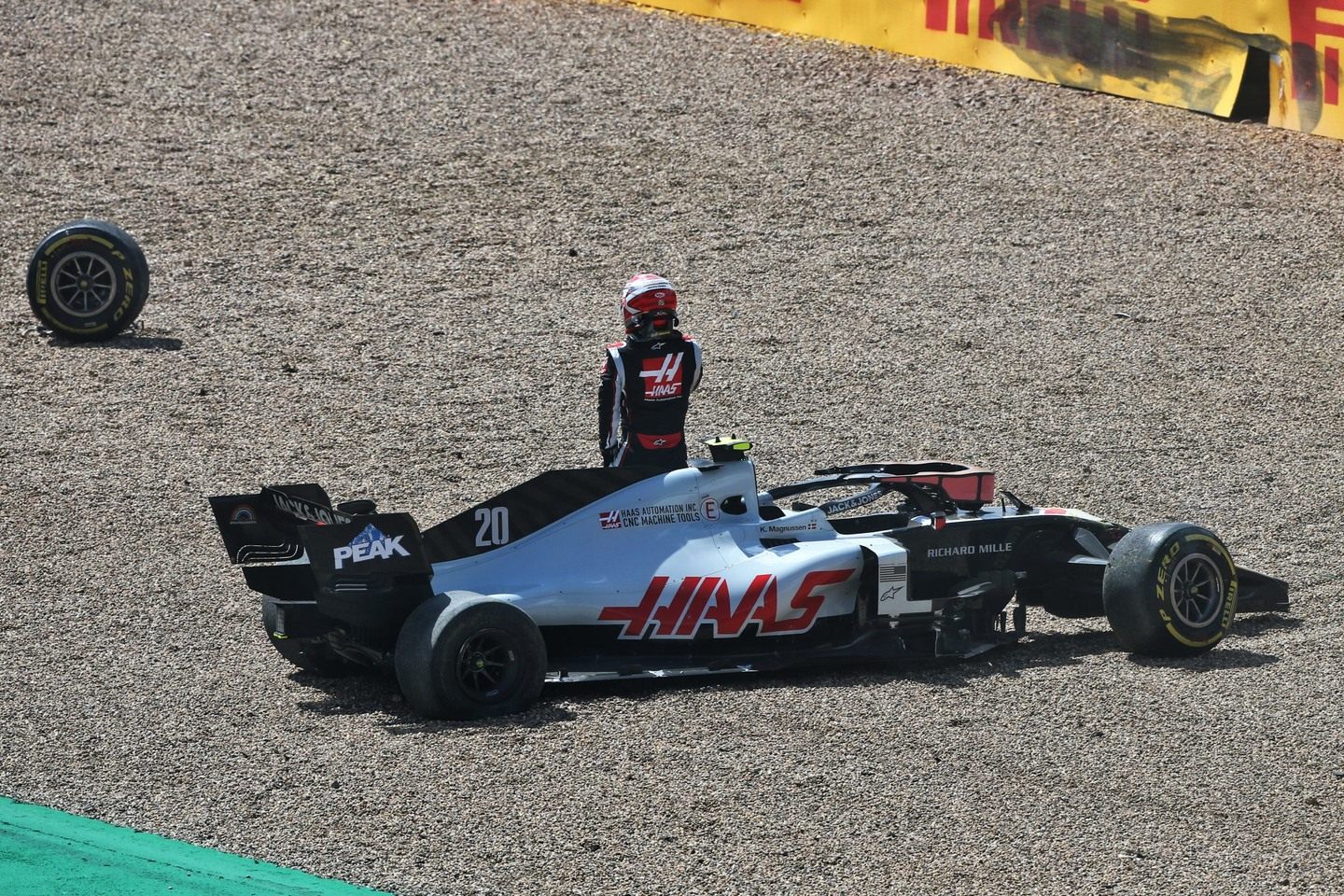Кевин Магнуссен после вылета с трассы на Гран При Великобритании © The Race