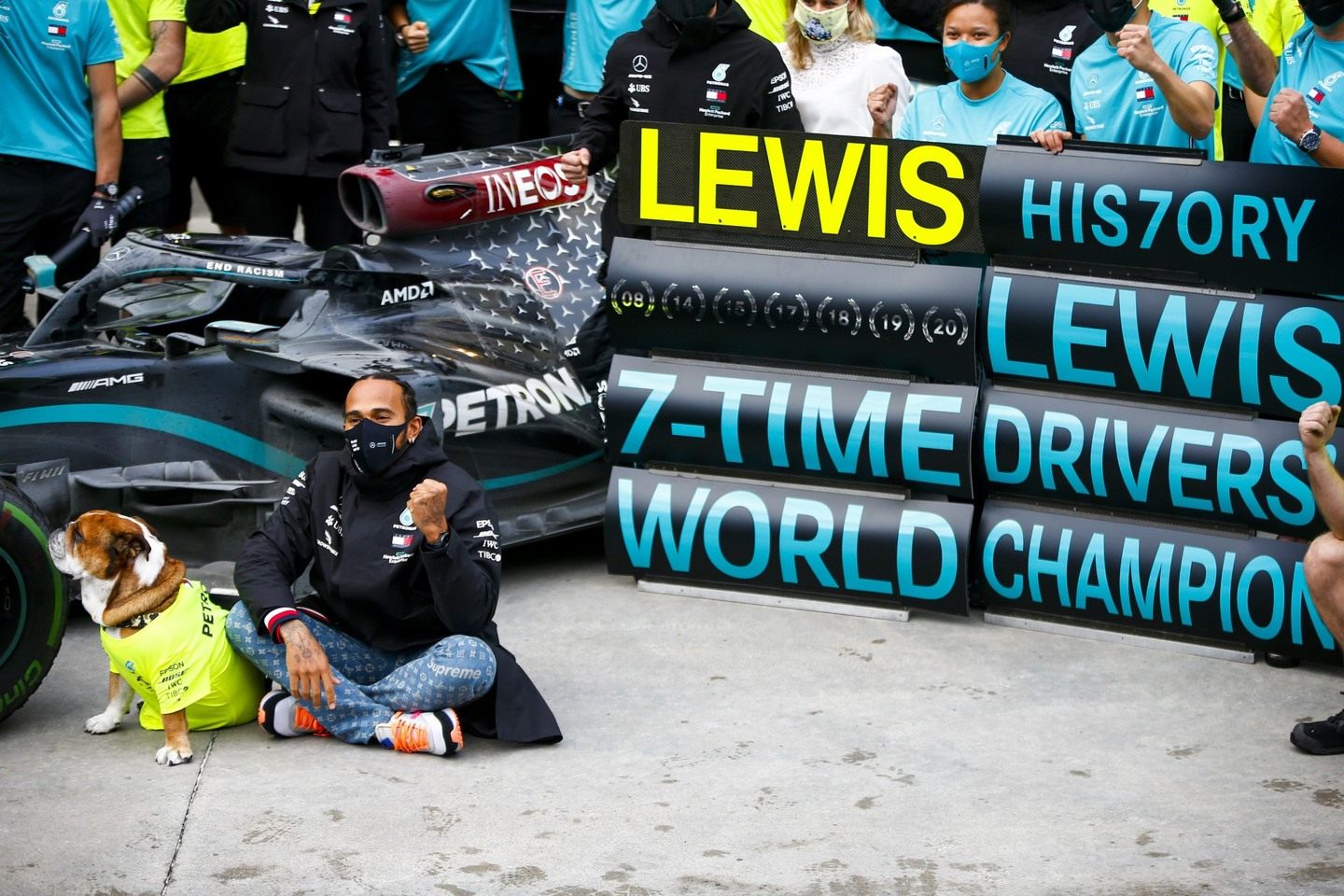 Льюис Хэмилтон празднует седьмую победу в чемпионате мира Формулы 1 © Mercedes AMG F1 / LAT Images