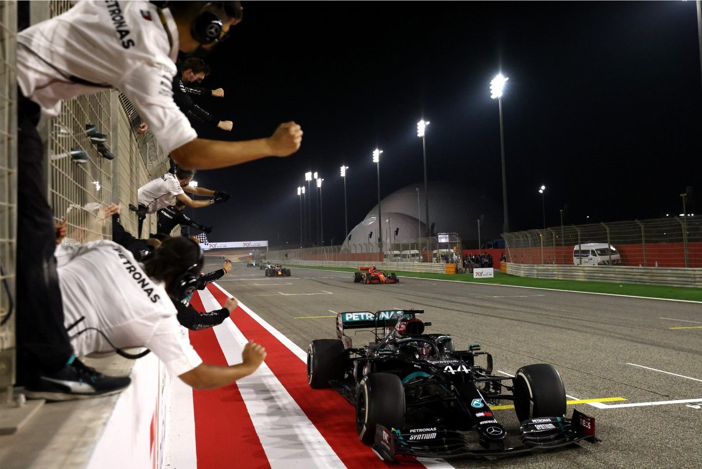 Победный финиш Льюиса Хэмилтона на Гран При Бахрейна © Mercedes AMG F1 / Steve Etherington