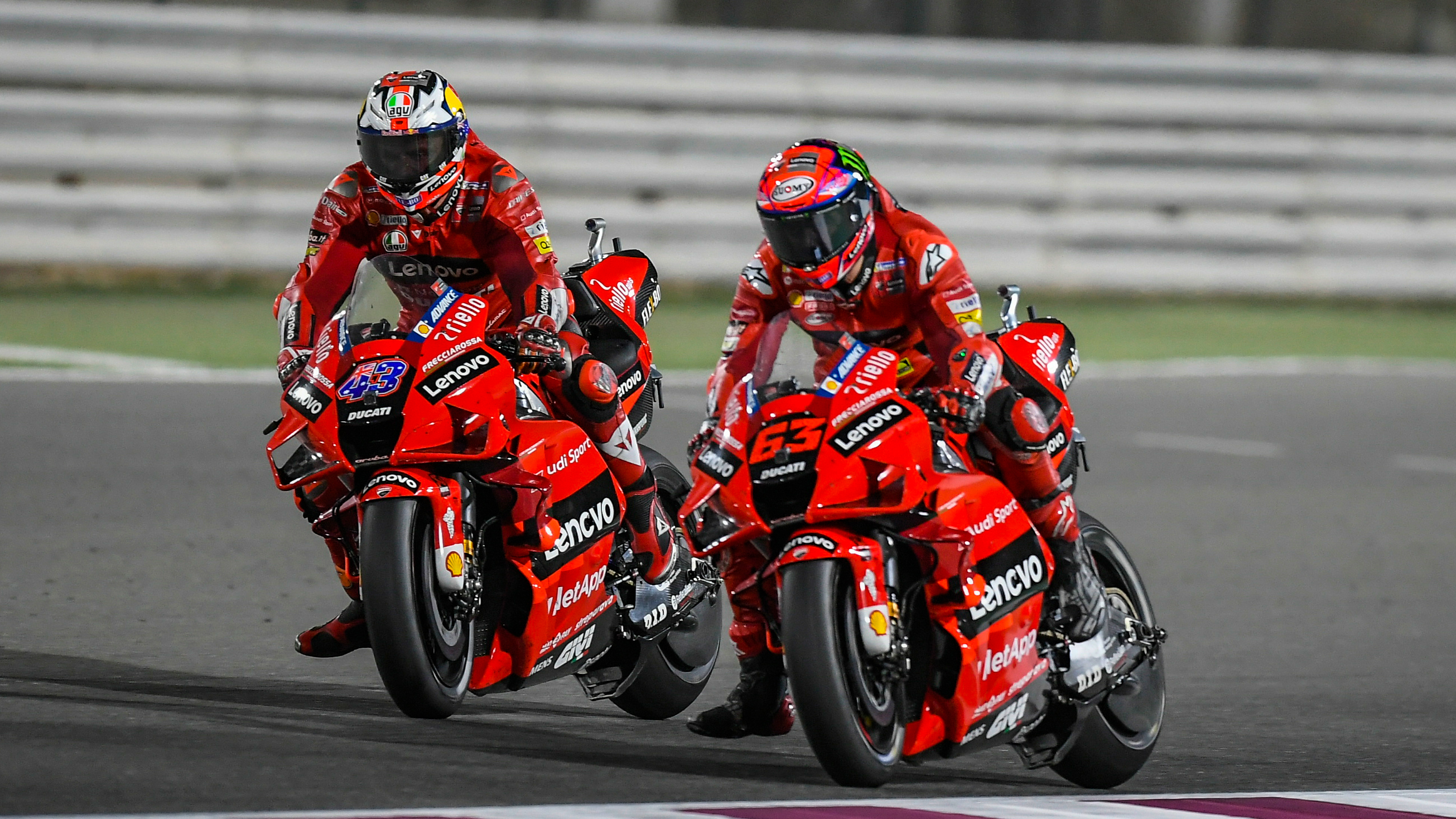 Автоспорт и мотоспорт вк. Голубой золотой Дукати команда. Box Racing.