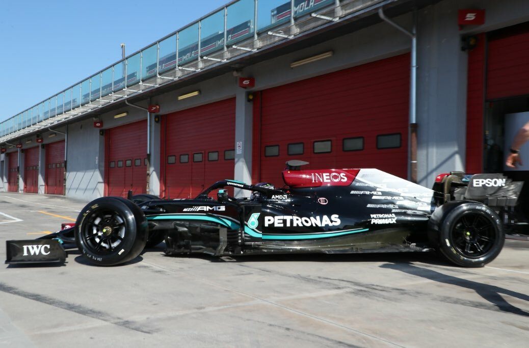 Машина Mercedes на 18-дюймовых шинах © Pirelli