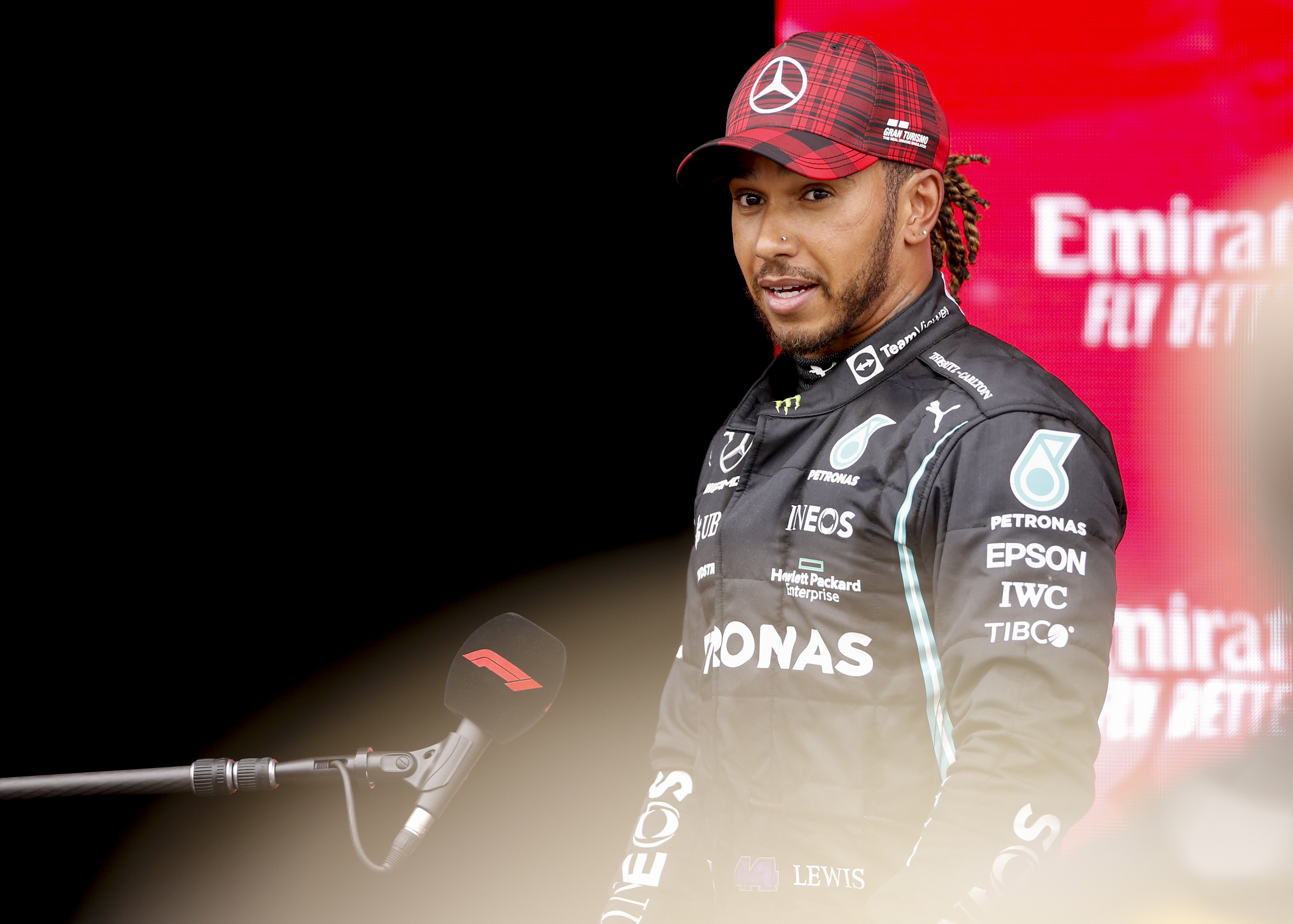 Гонщик формулы 1 семикратный чемпион кроссворд. Lewis Hamilton. Льюис Хэмилтон 2023. Хэмилтон гонщик формулы 1. Автограф Льюиса Хэмилтона.