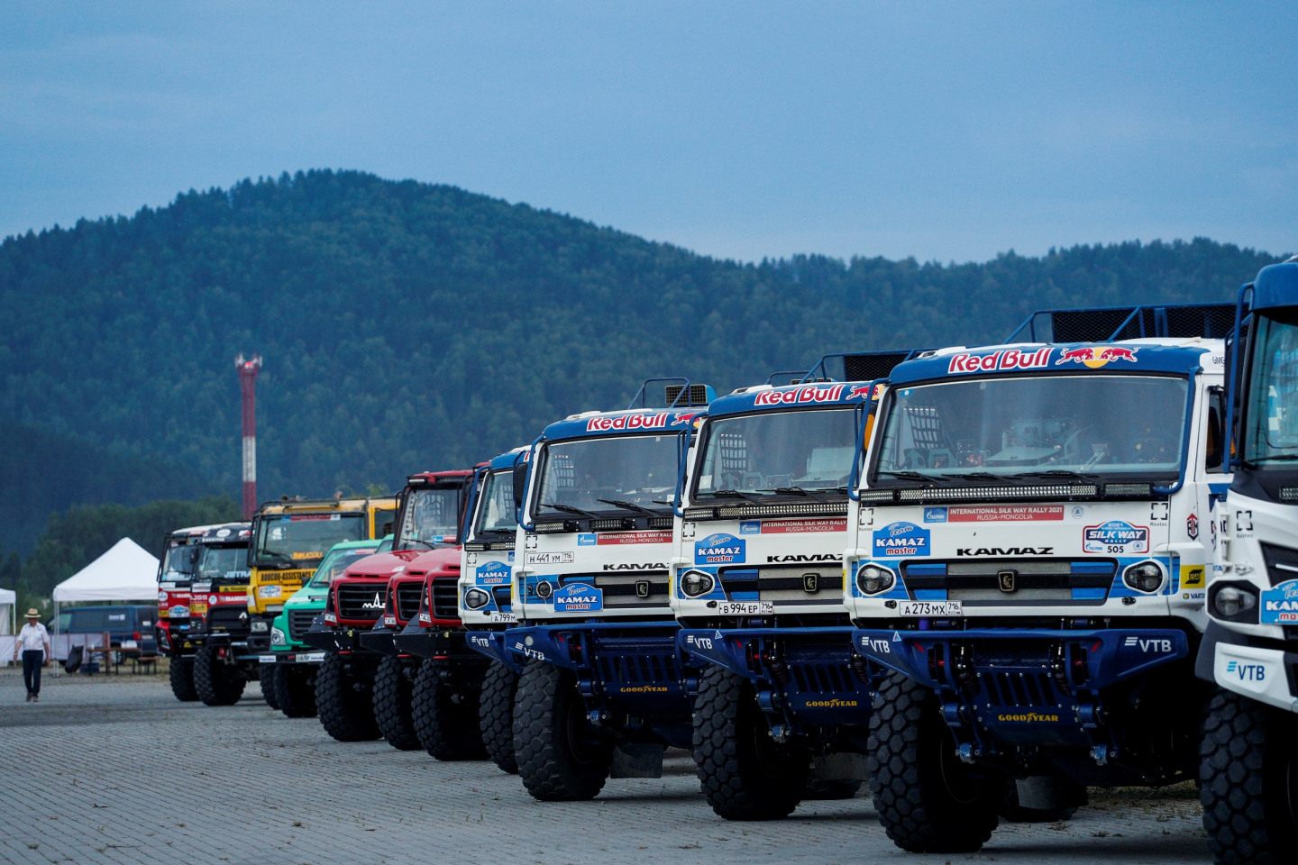Машины участников категории грузовиков перед финишным подиумом © Шелковый путь