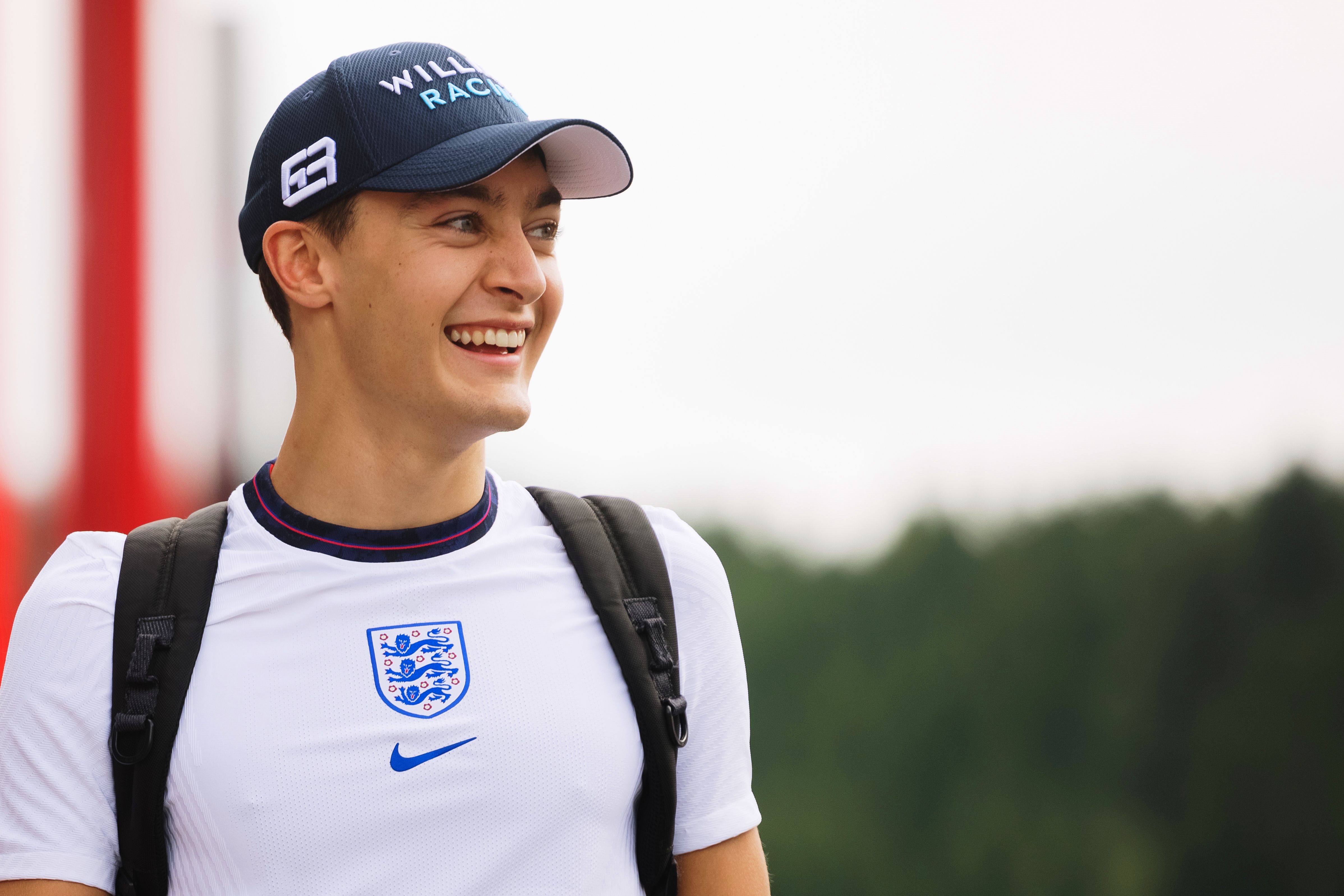 Sports will. Джордж Рассел. Рассел Уильямс. Рассел Уильямс фото. George Russell Runs to Guanyu Zhou.