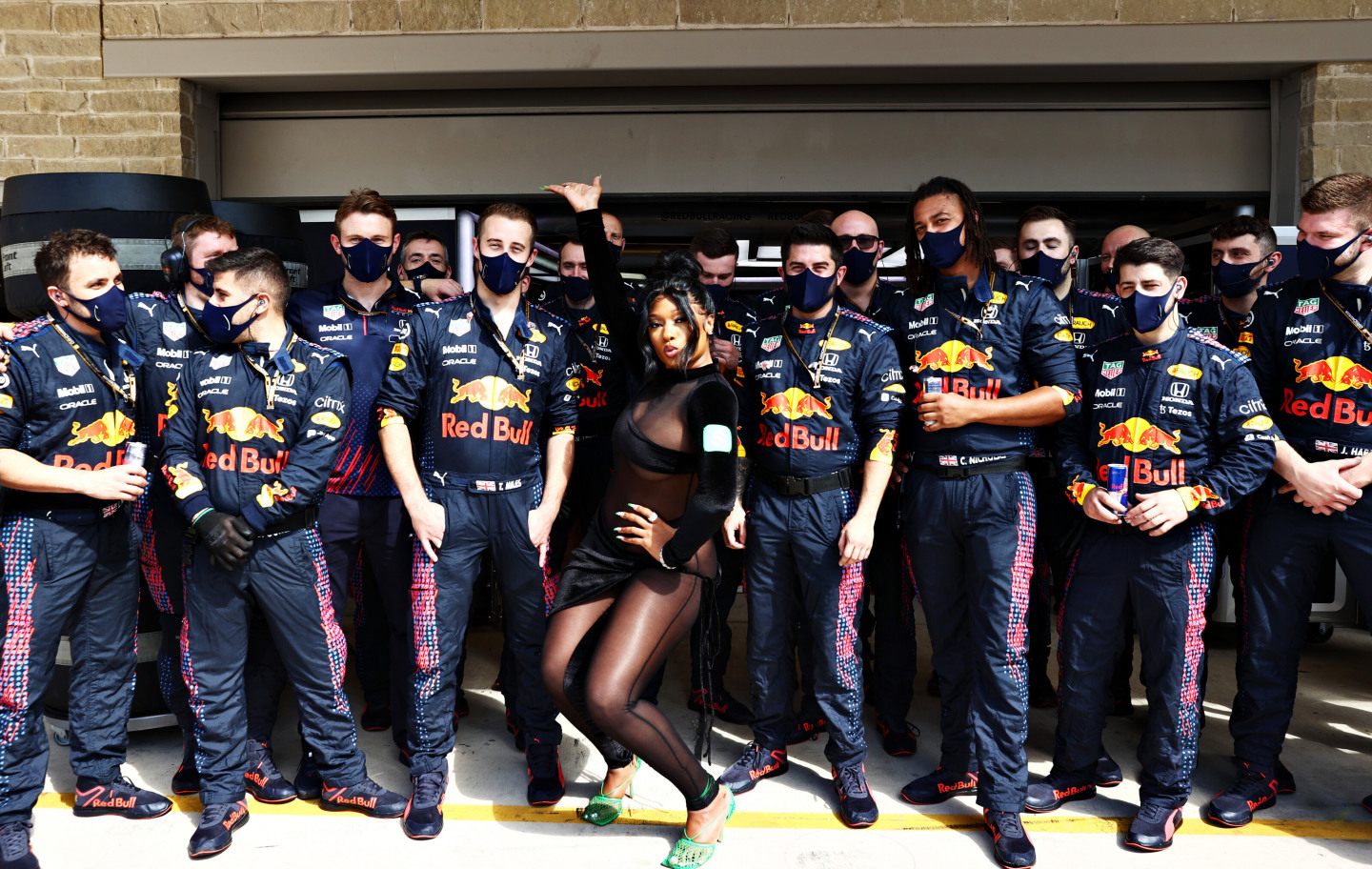 Megan Thee Stallion и механики Red Bull Racing © Red Bull Content Pool / Getty Images