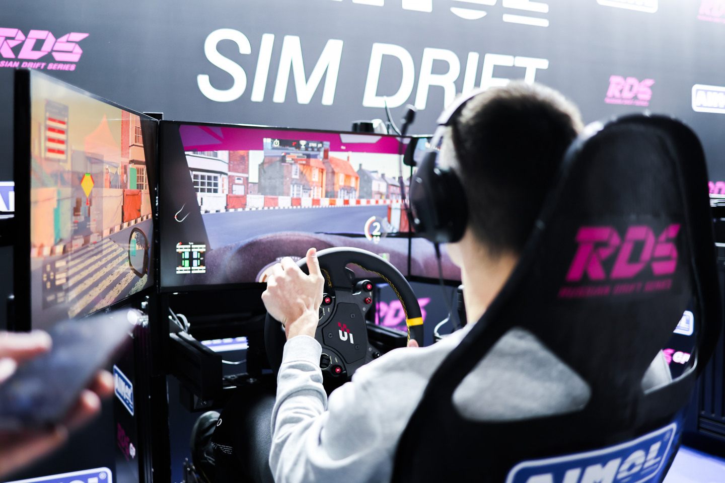 В соревнованиях AIMOL SIM DRIFT приняли участие более 30 человек, среди которых были как профессиональные пилоты, так и любители, впервые севшие за руль симулятора © RDS
