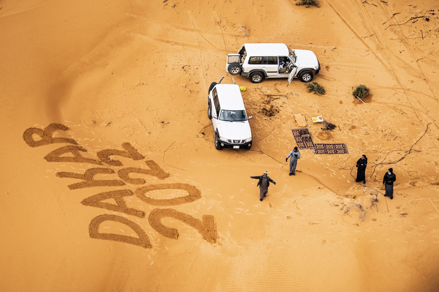 Болельщики оставили надпись в пустыне – Dakar 2022 © A.S.O. / C.Lopez