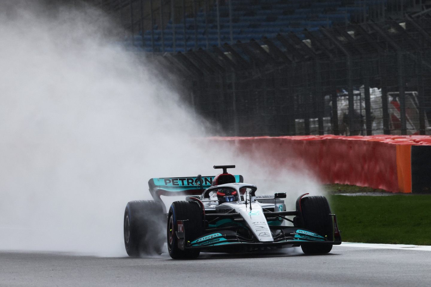 Новая машина Mercedes W13 дебютировала на трассе в шторм. Видео |  Autosport.com.ru