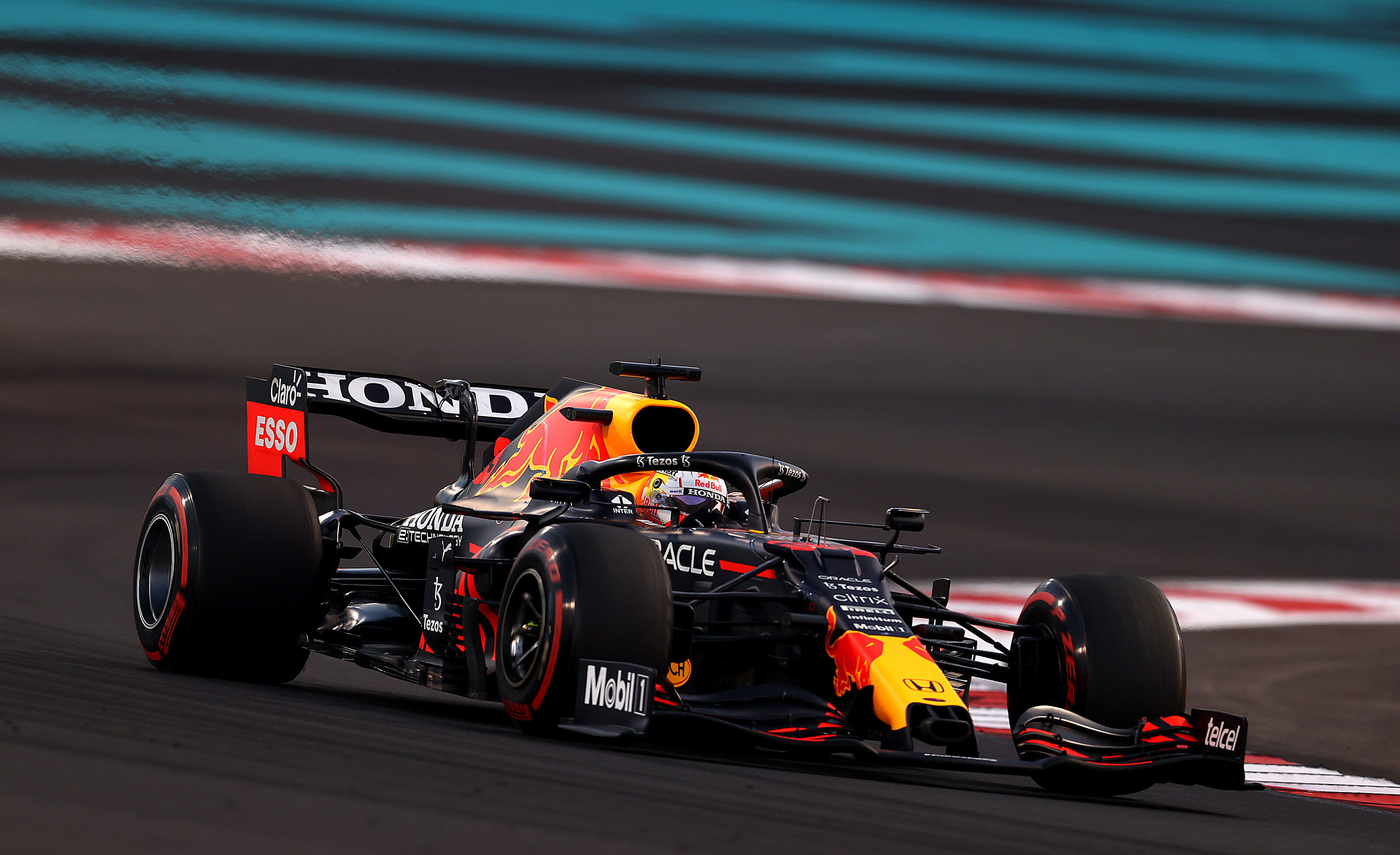 Max f1. Макса Ферстаппена Абу Даби 2021. F1 Abu Dhabi 2021. Формула 1 2022 Абу Даби. Формула 1 Абу Даби финиш.