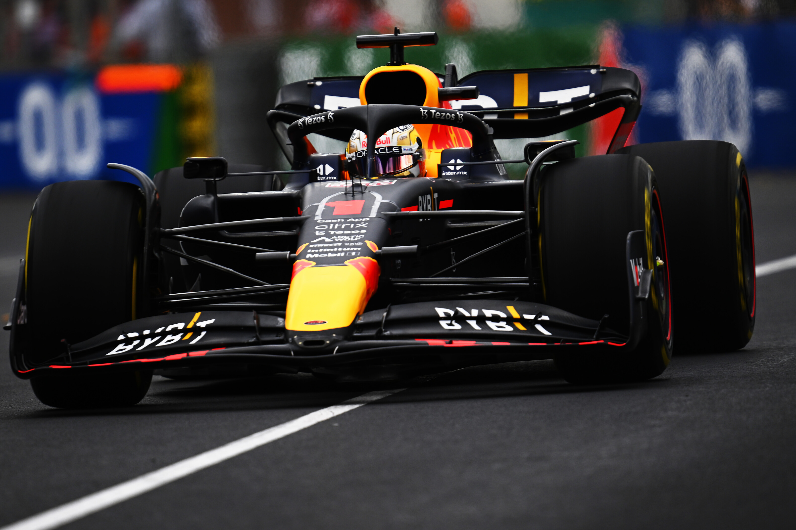 Max 1 max 2. Max Verstappen 2022 car. Макс Ферстаппен 2022. Ред Булл ф1 2022. Ред Булл формула 1 2022.