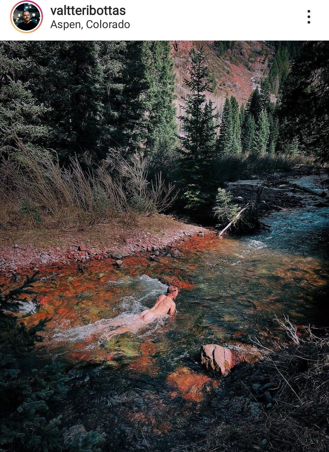 Голый Валттери Боттас купается в горной речке © Соцсети