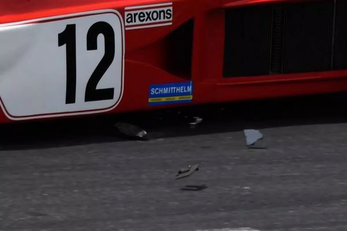 На раритетной Ferrari разлетается передняя правая тормозная колодка © autosport.com