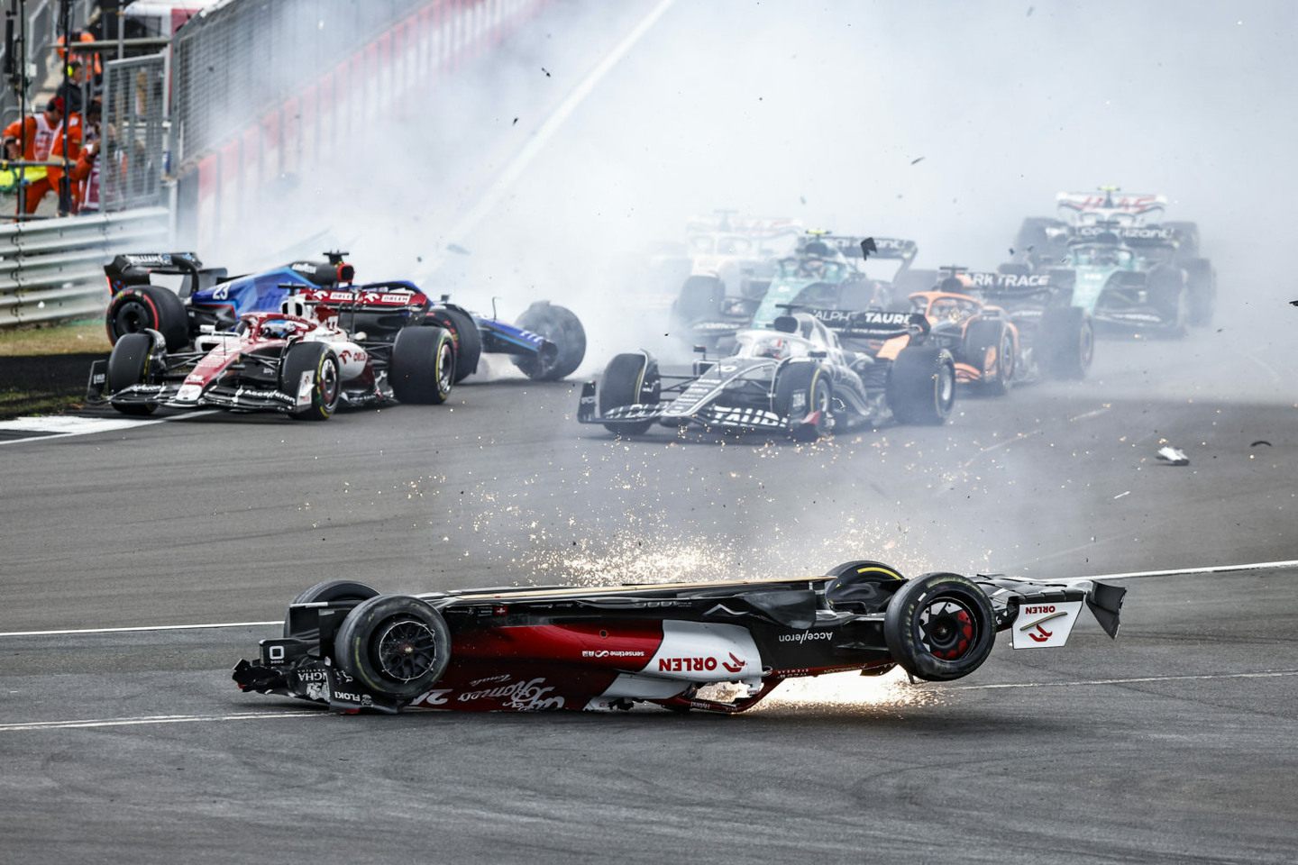 Авария Чжоу на Гран При Великобритании © Peter van Egmond / formule1.nl