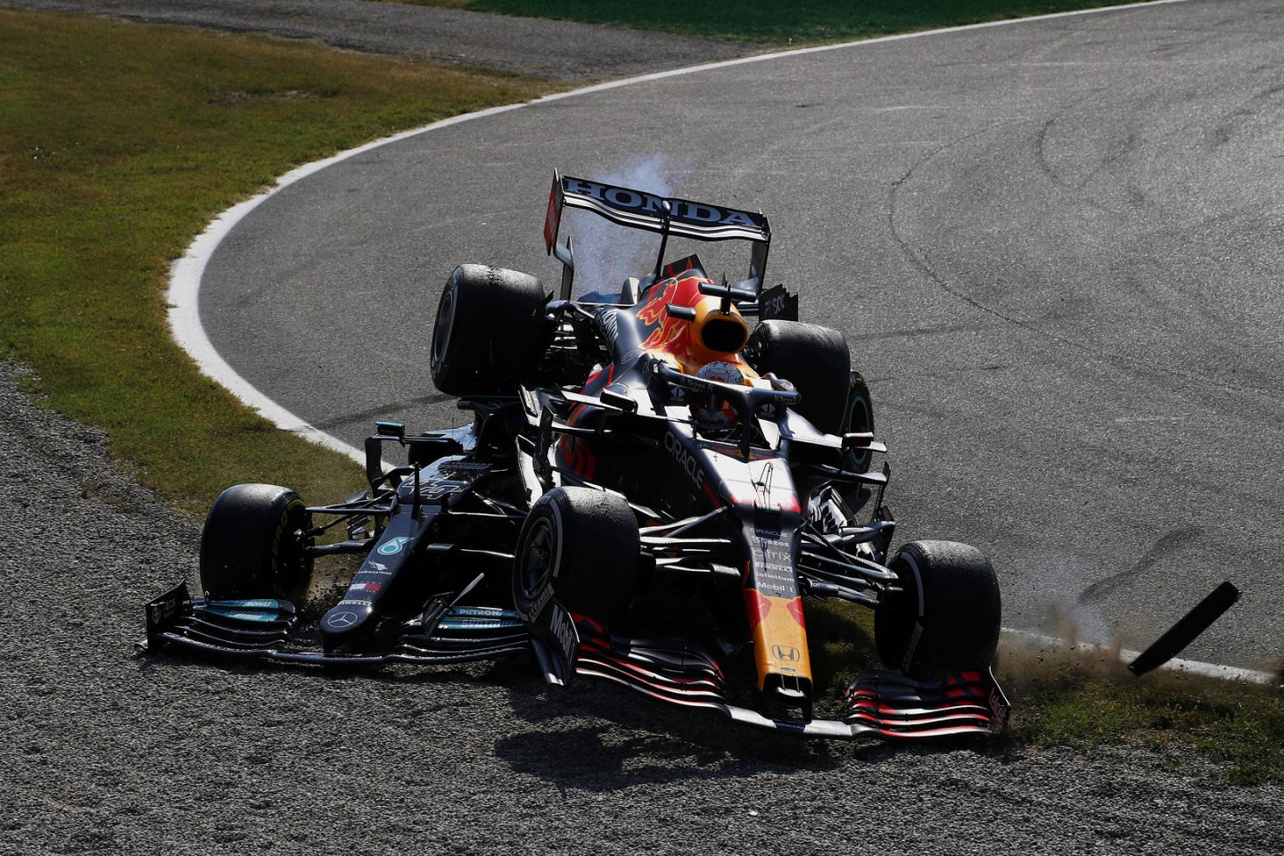 Столкновение Льюиса Хэмилтона и Макса Ферстаппена на Гран При Италии-2021 © Mercedes-AMG F1 / LAT Images