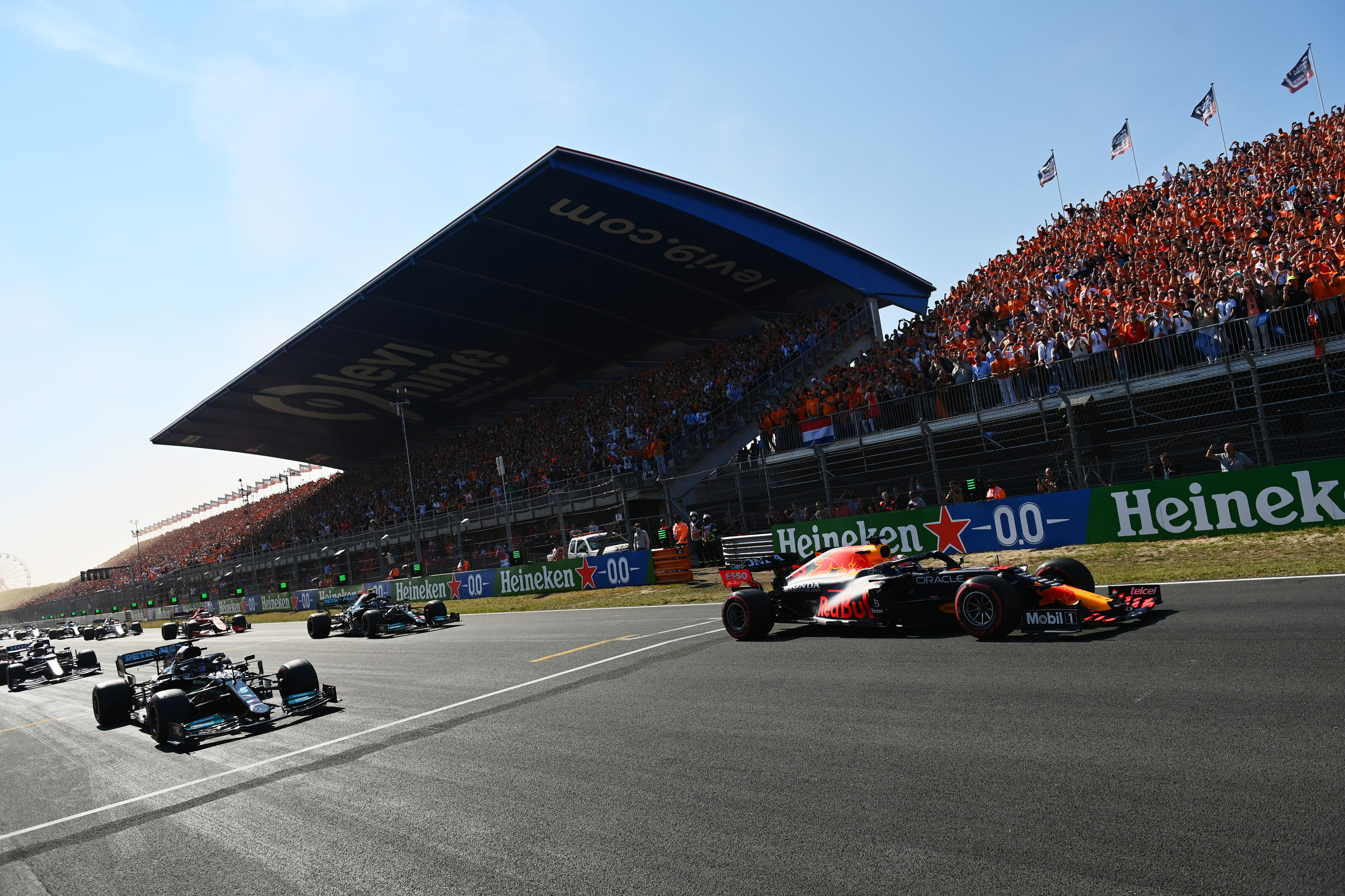 Зандворт нидерланды. Зандворт 2022 f1. Формула 1 квалификация зандворт. F1 zandvoort 2022. Формула 1 квалификация зандворт.