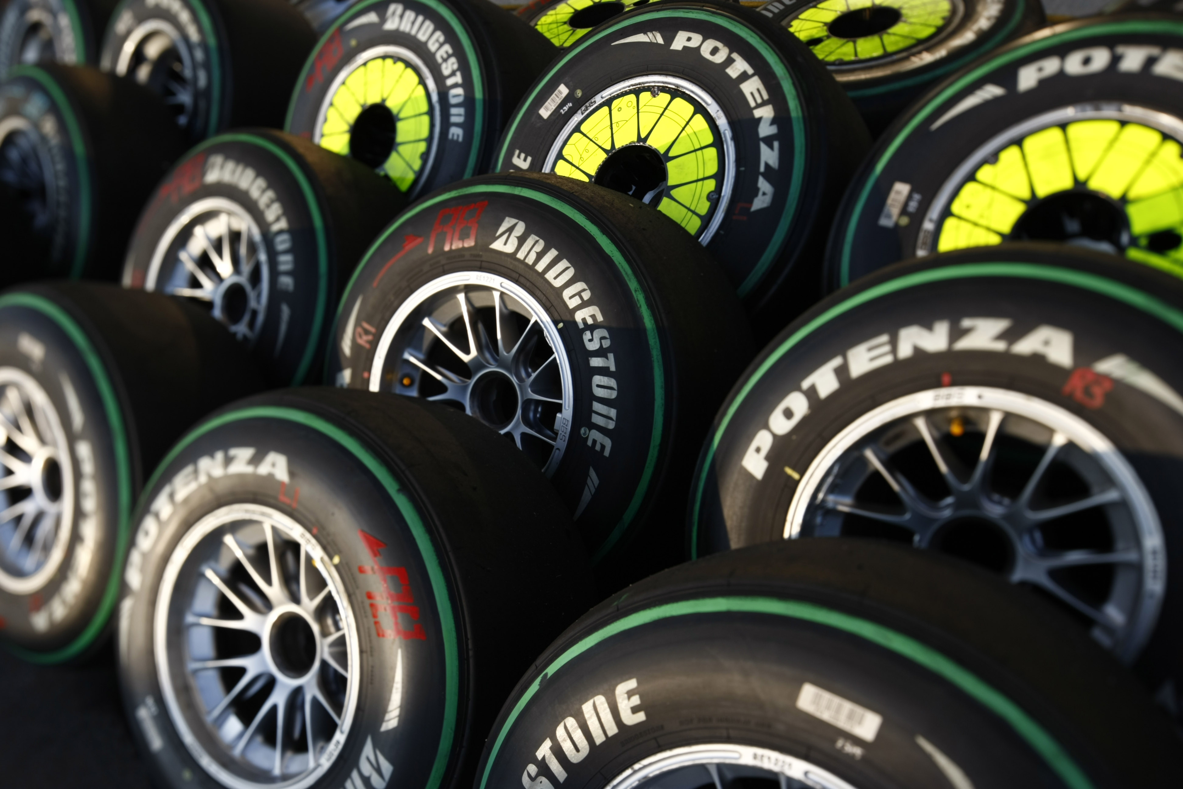 Зеленые покрышки. Bridgestone f1. Зеленая шина. Шины зеленого цвета. Колесо гоночного автомобиля.