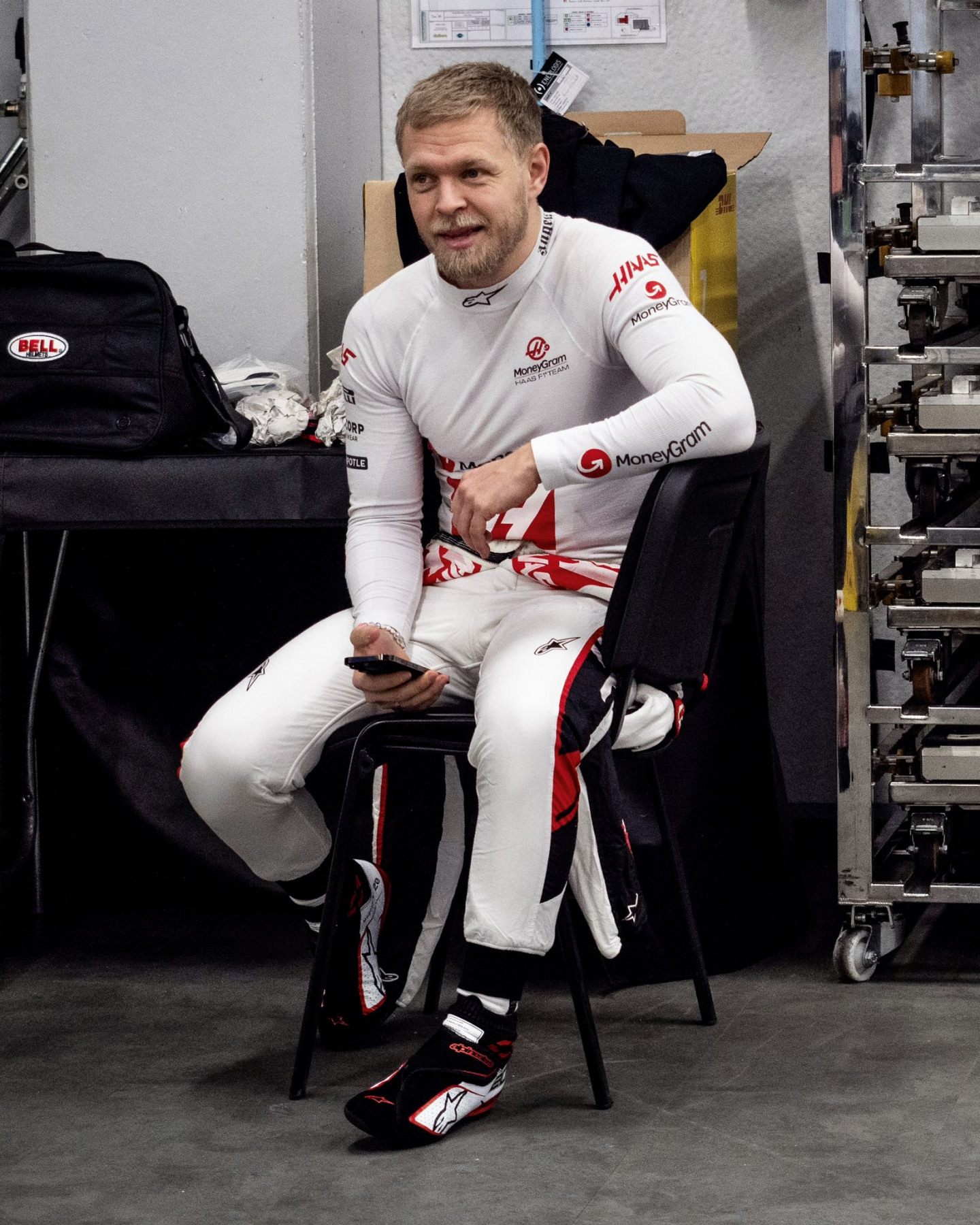Кевин Магнуссен во время подгонки сиденья © Соцсети