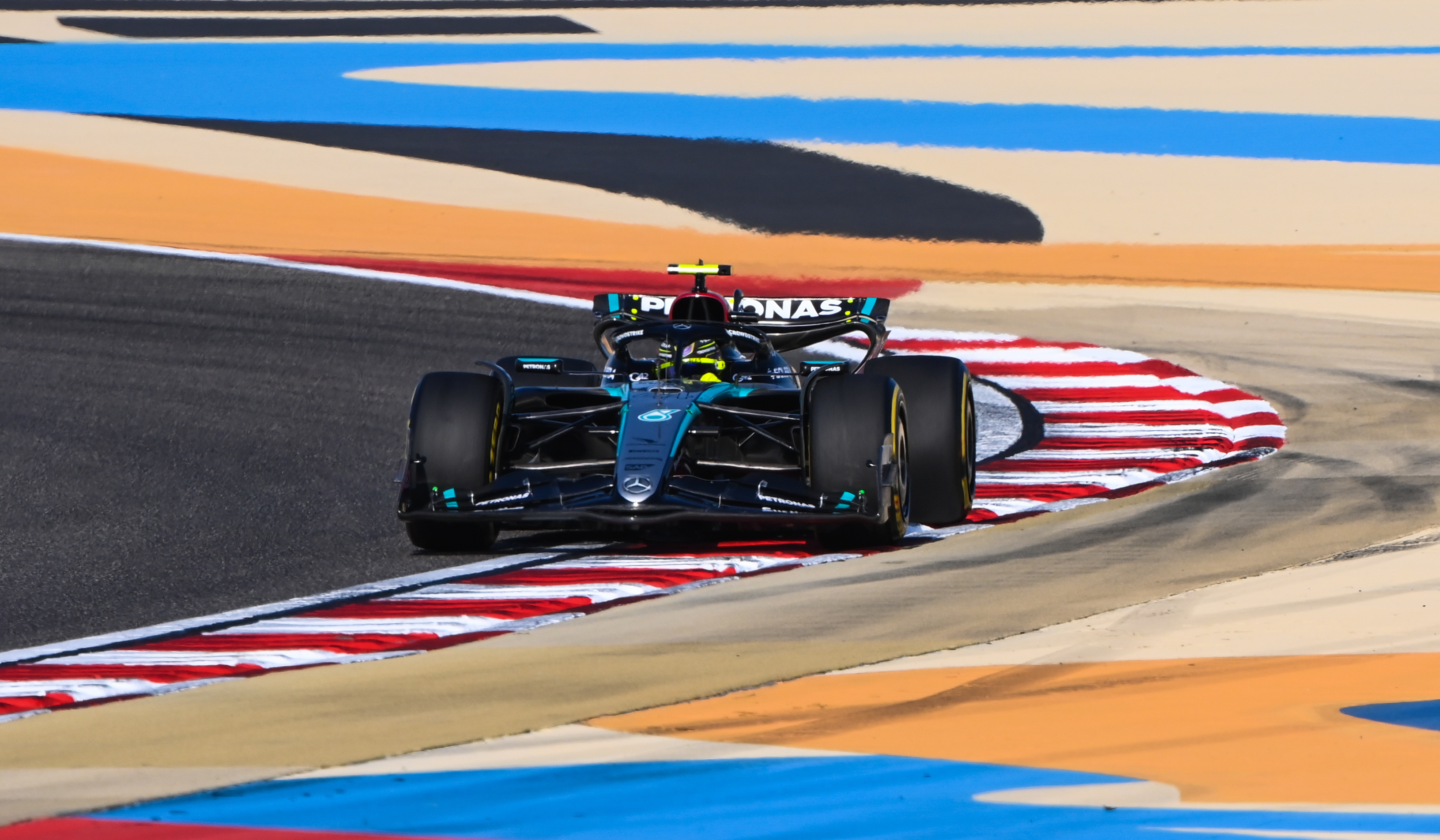 Mercedes Duo Hamilton and Russell Dominate Bahrain Practice: Red Bull’s Verstappen Struggles to Keep Up