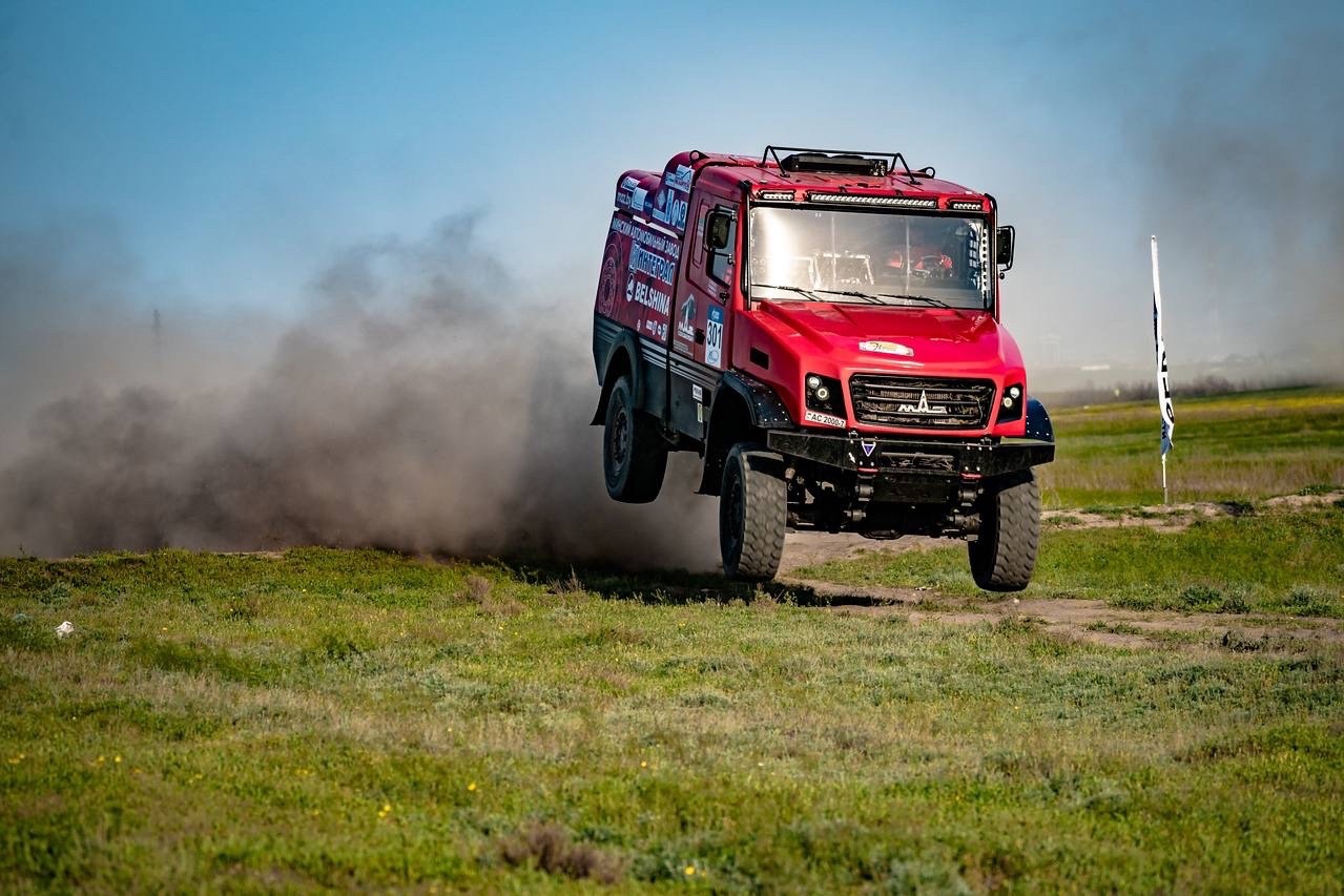 «Лопнула рама, капот сложился». МАЗ сошел на ралли «Золото Кагана ...