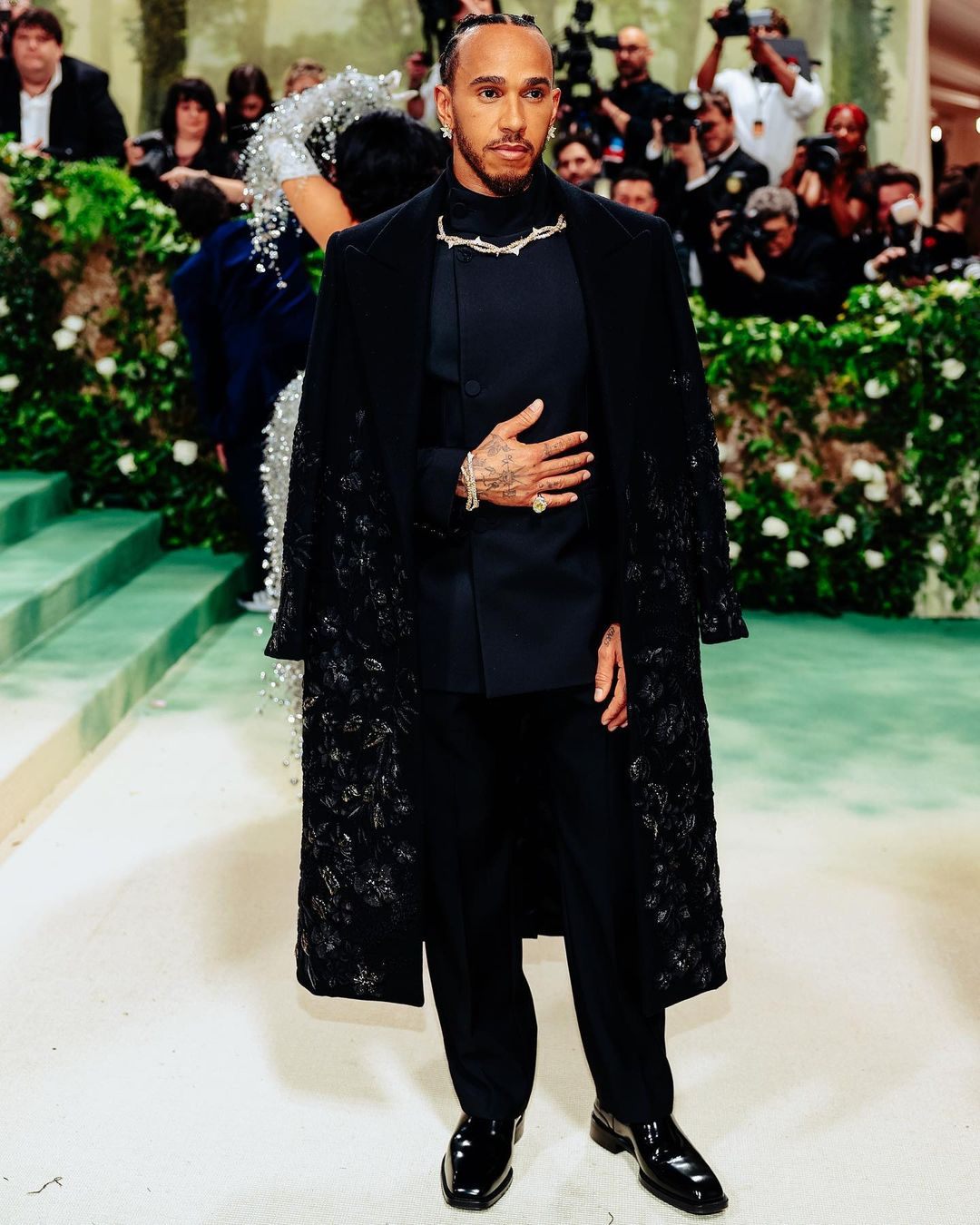 Льюис Хэмилтон посетил модный бал Met Gala | Autosport.com.ru