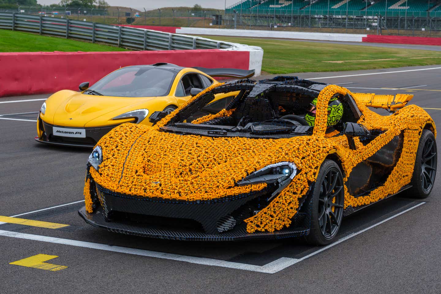 McLaren P1 и его копия из Lego © Lego