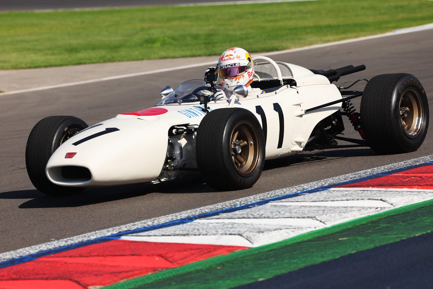 Юки Цунода проехал на историческом болиде Honda в Мексике