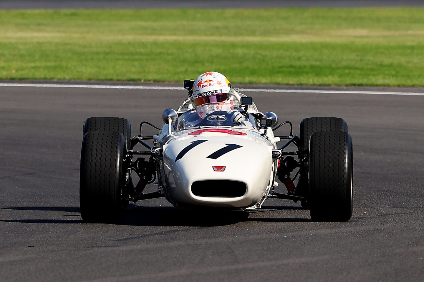 Юки Цунода проехал на историческом болиде Honda в Мексике