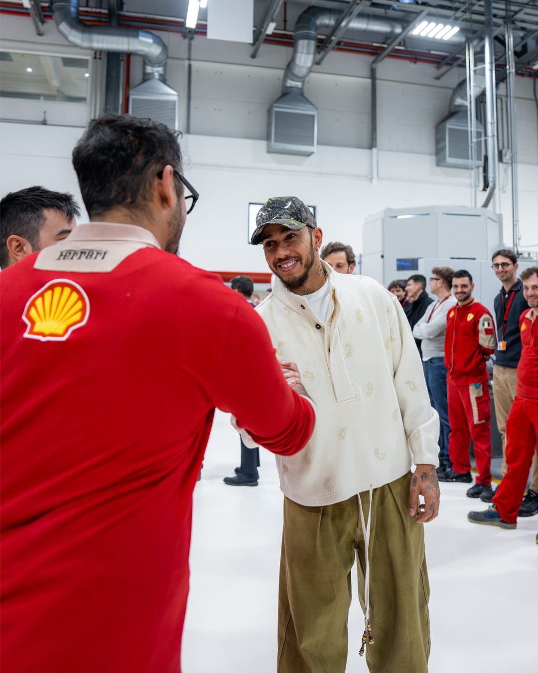 Льюис Хэмилтон на базе Ferrari &copy; Соцсети