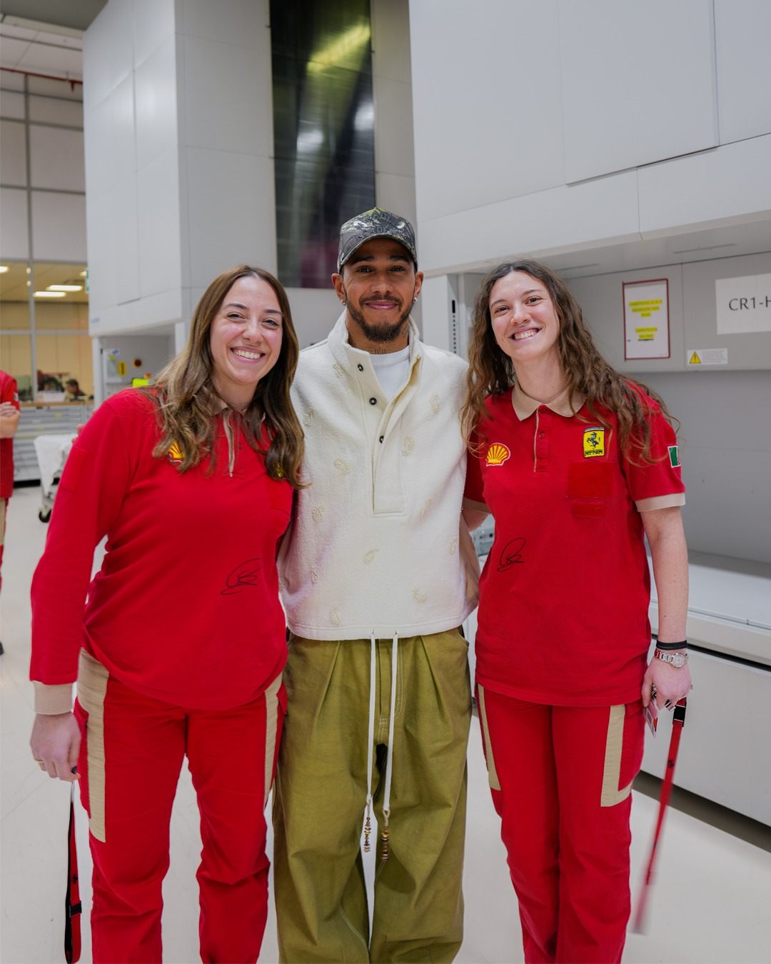 Льюис Хэмилтон на базе Ferrari &copy; Соцсети