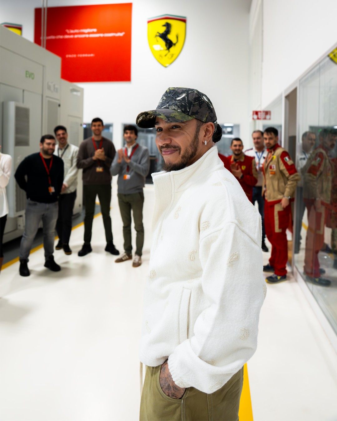 Льюис Хэмилтон на базе Ferrari &copy; Соцсети