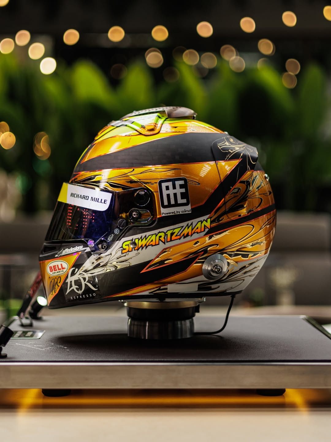 Кальян из шлема Роберта Шварцмана © Соцсети