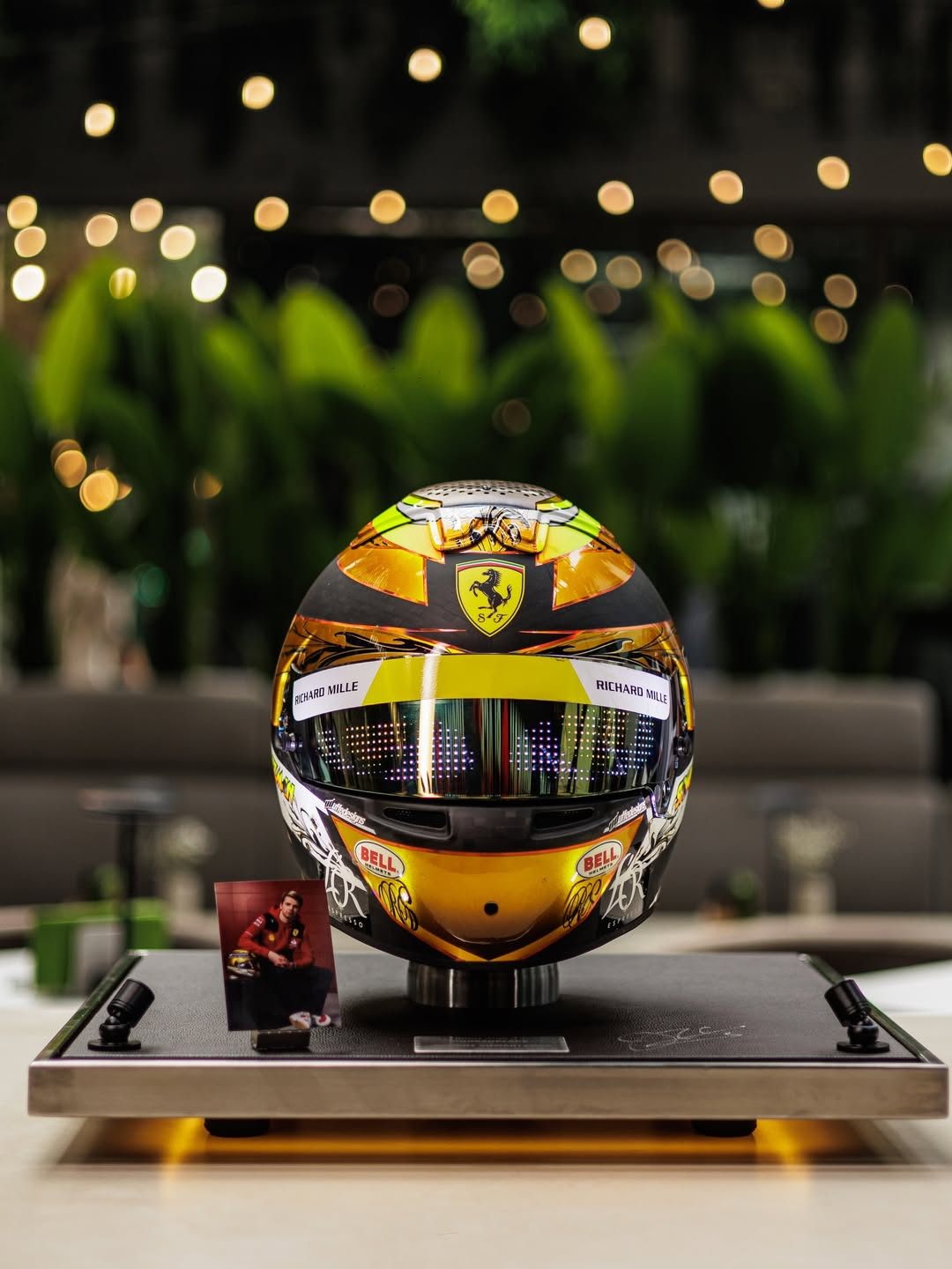 Кальян из шлема Роберта Шварцмана © Соцсети