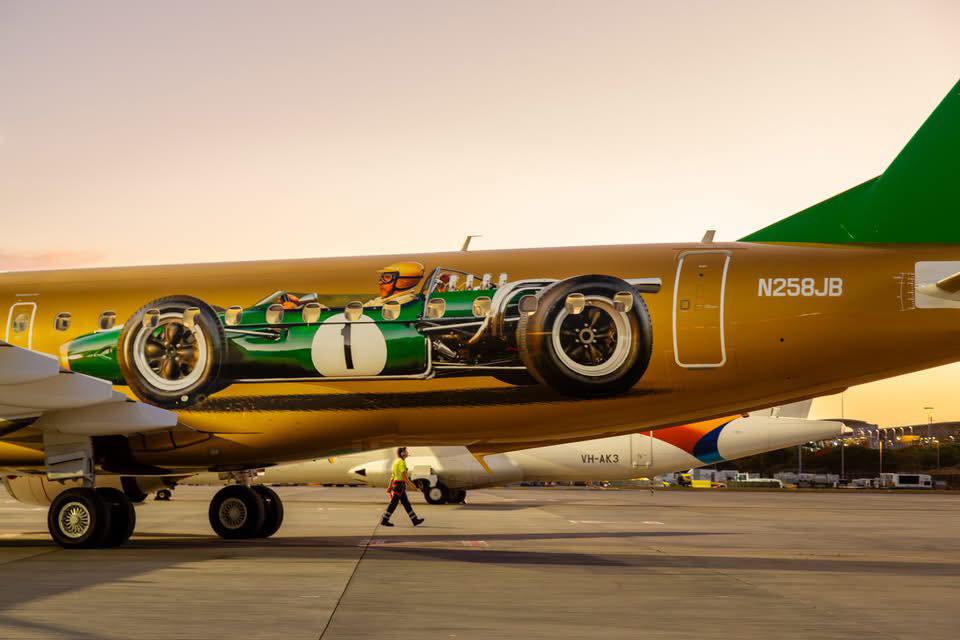 Джек Брэбем на фюзеляже самолёта Alliance Airlines &copy; Соцсети