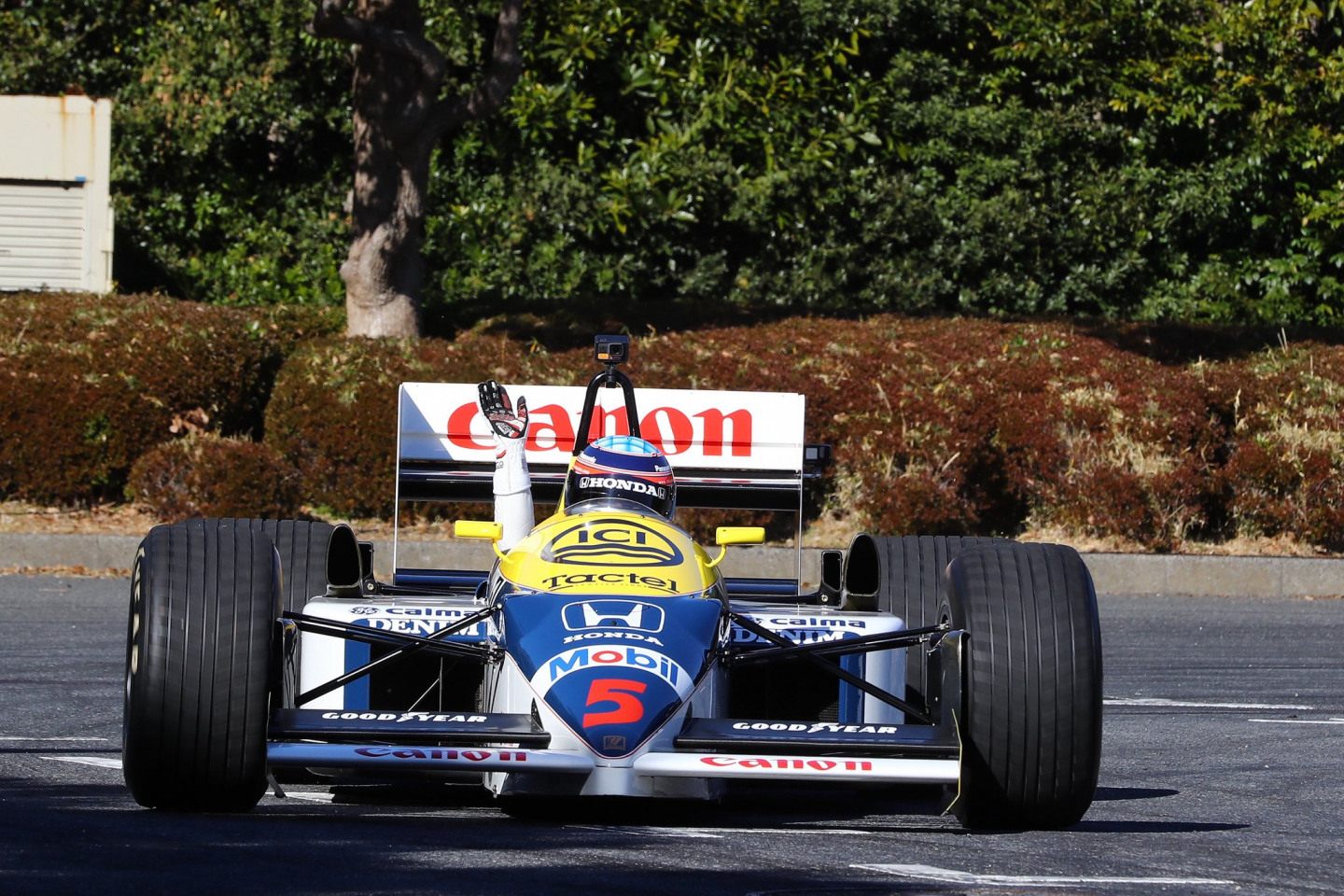 Такума Сато за рулём Williams FW11 &copy; Соцсети