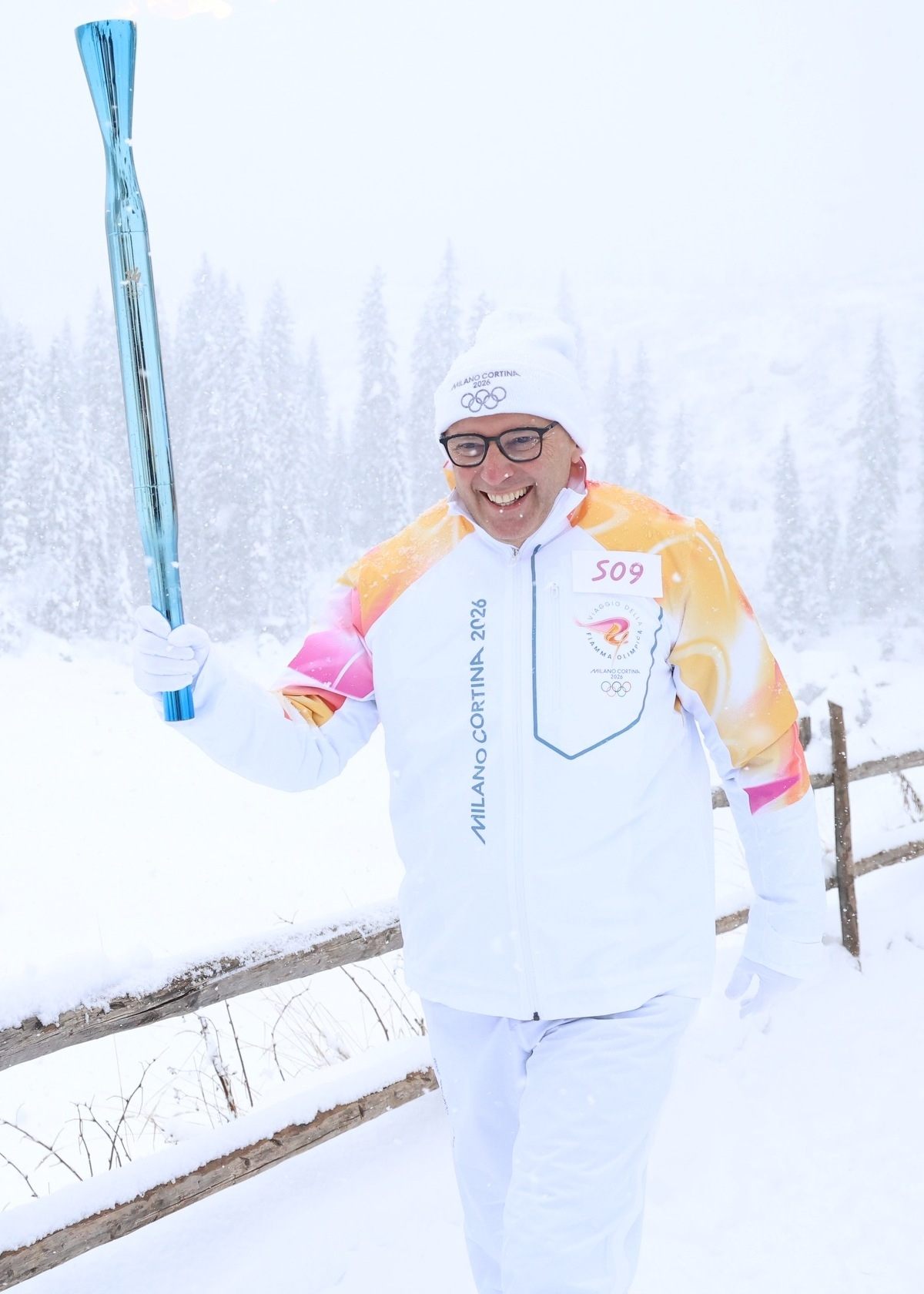 Стефано Доменикали Андреа Кими Антонелли на эстафете олимпийского огня © Соцсети