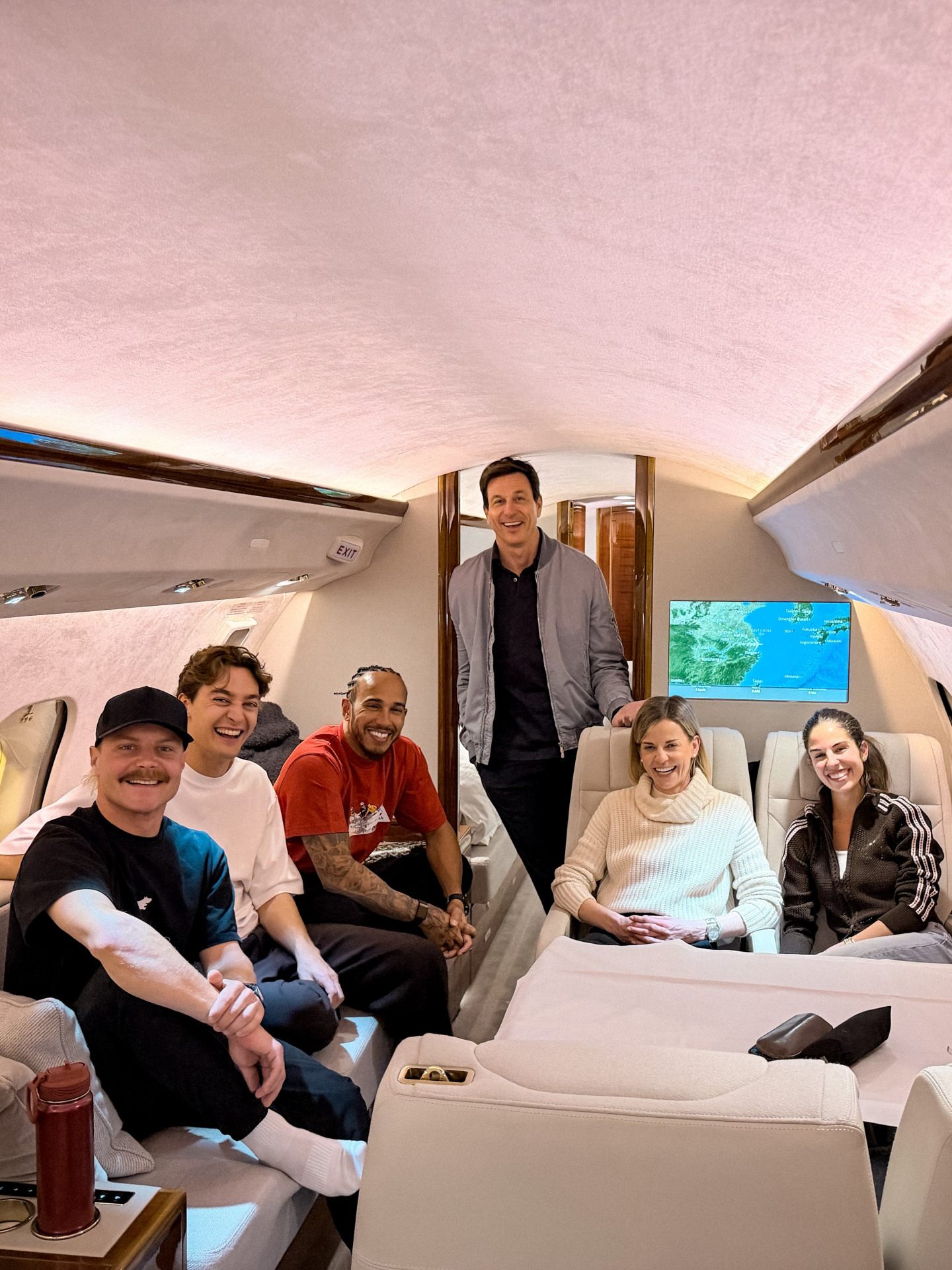 Валттери Боттас, Джордж Рассел, Льюис Хэмилтон, Тото Вольф, Сьюзи Вольф и Кармен Монтеро Мюндт &copy; Соцсети