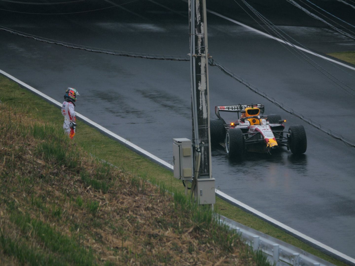 Арвид Линдблад разбил болид на шинных тестах © Соцсети