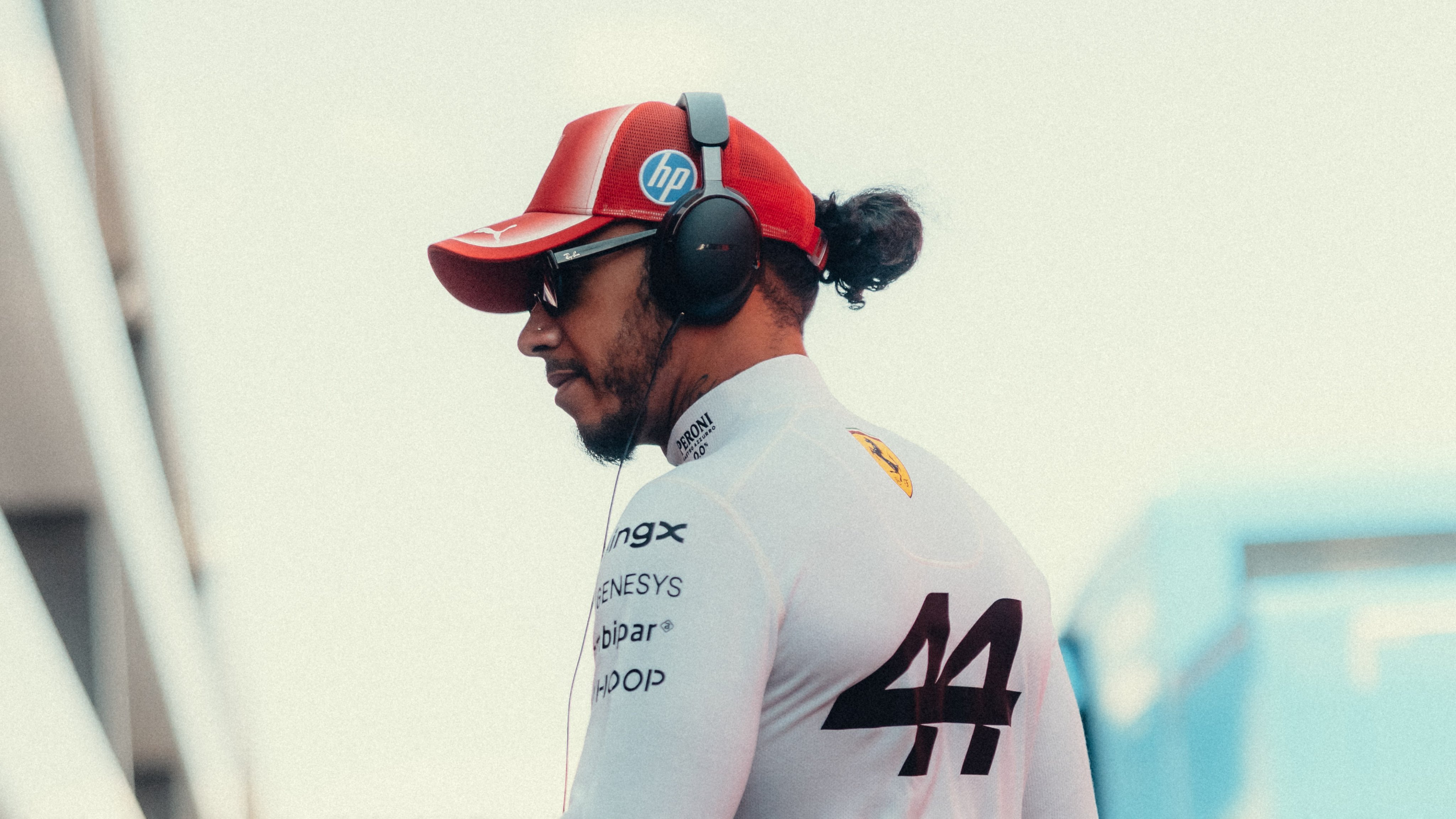 Андерсон: Хэмилтон должен отвечать за свои ошибки, а не винить Ferrari