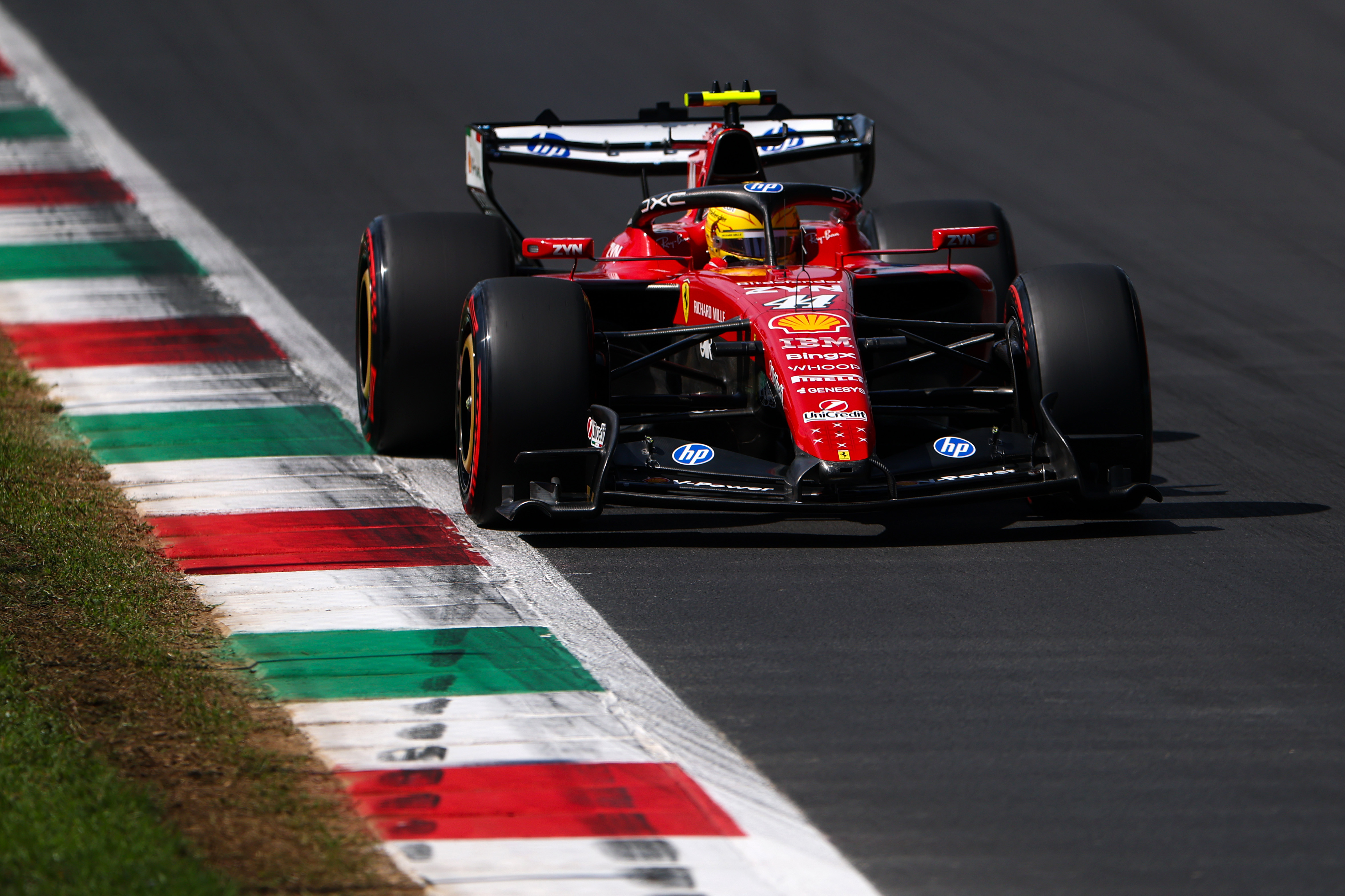 Опрос: Пора ли Ferrari сделать Льюиса Хэмилтона пилотом №1?