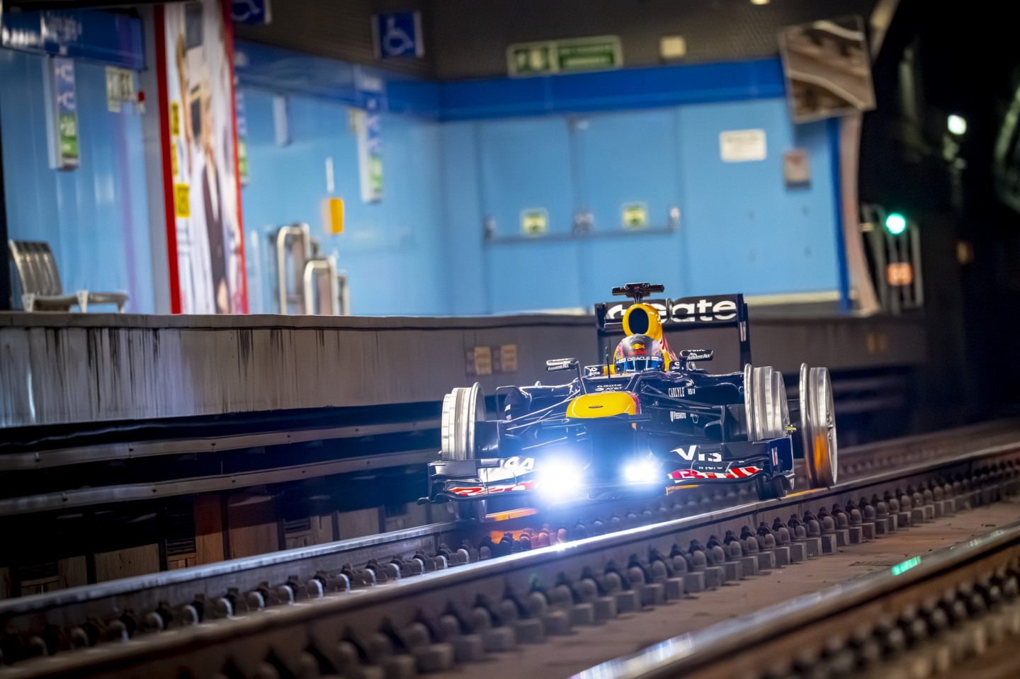 Болид Red Bull RB8 в метро Мадрида © Alberto Nevado / Red Bull Content Pool