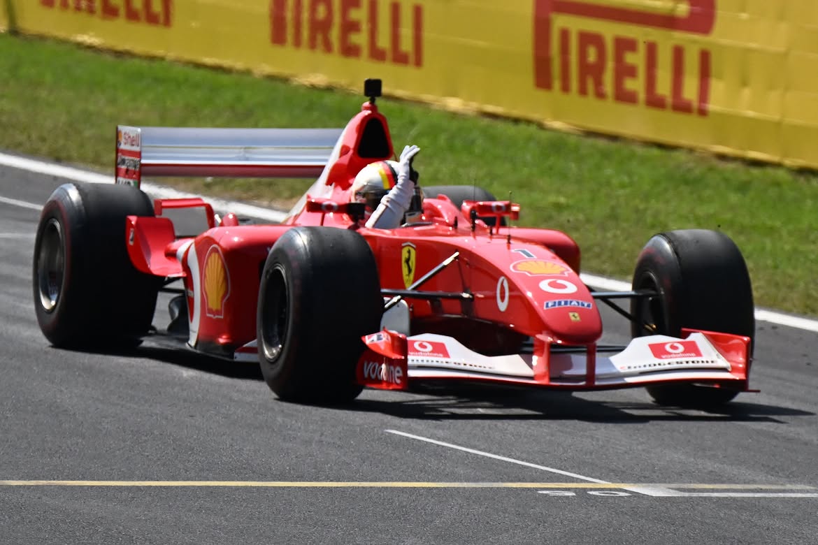 Себастьян Феттель за рулём Ferrari F2002 в Монце &copy; Соцсети
