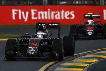 Фернандо Алонсо впереди своего напарника Дженсона Баттона, McLaren-Honda