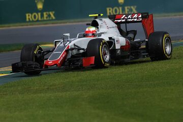 Эстебан Гутьеррес за рулем Haas VF-16 вылетел на траву