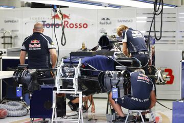 Механики Toro Rosso работают над STR11