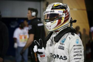 Льюис Хэмилтон, Mercedes AMG, празднует победу в квалификации.