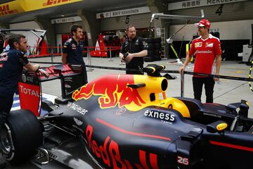 Себастьян Феттель общается с сотрудниками из бывшей команды Red Bull Racing