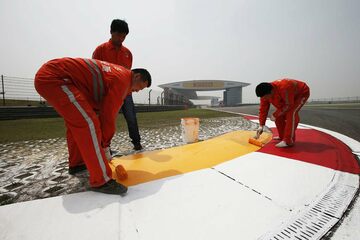 Сотрудники автодрома в Шанхае готовят трассу к заездам